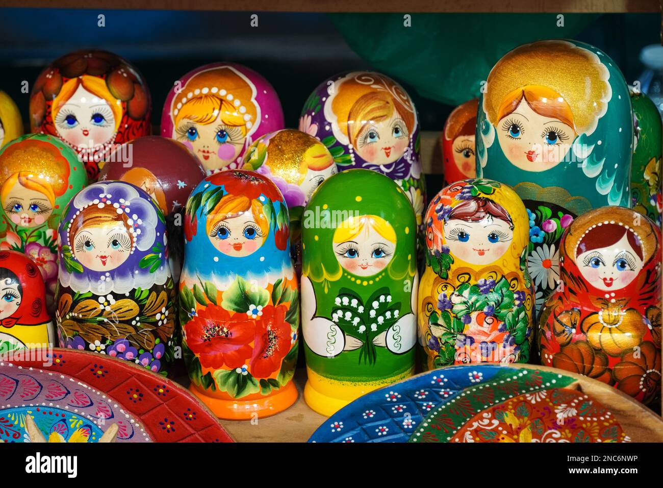 Eine Ausstellung von Matryoschka-Puppen, Babuschka-Puppen Stockfoto