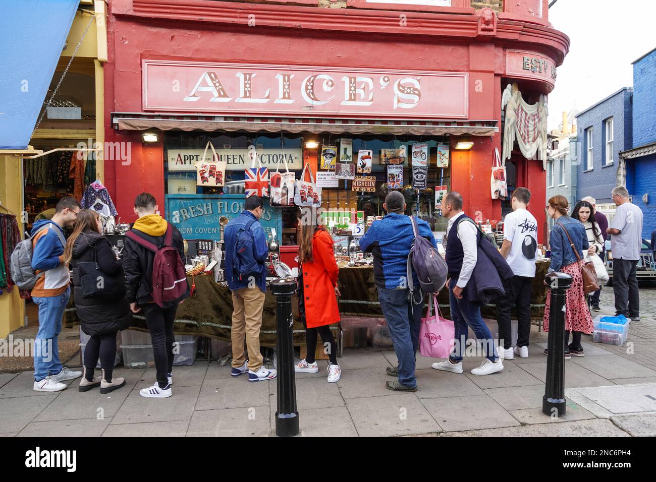 Alice's Antique Shop in Portobello Road Market in Notting Hill, London, England, Großbritannien Stockfoto
