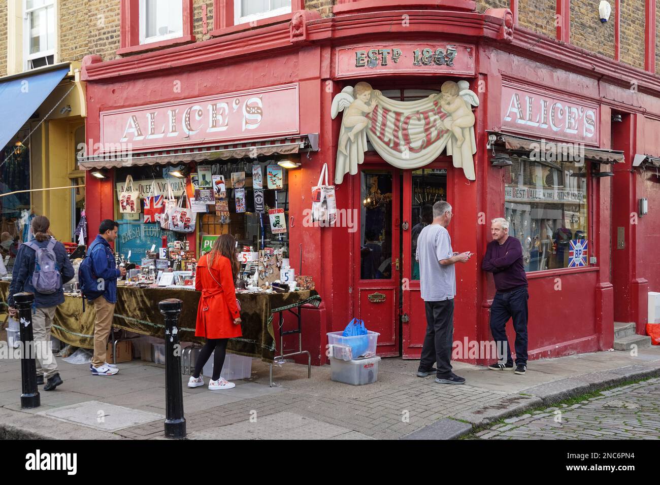 Alice's Antique Shop in Portobello Road Market in Notting Hill, London, England, Großbritannien Stockfoto