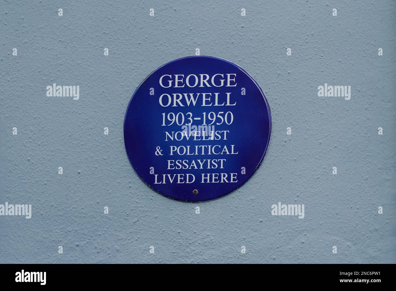 Eine blaue Plakette von George Orwell in der Portobello Road, London, England, Großbritannien Stockfoto