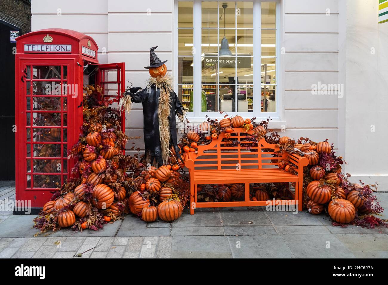Halloween-Dekorationen vor einem Geschäft in London, England, Großbritannien Stockfoto