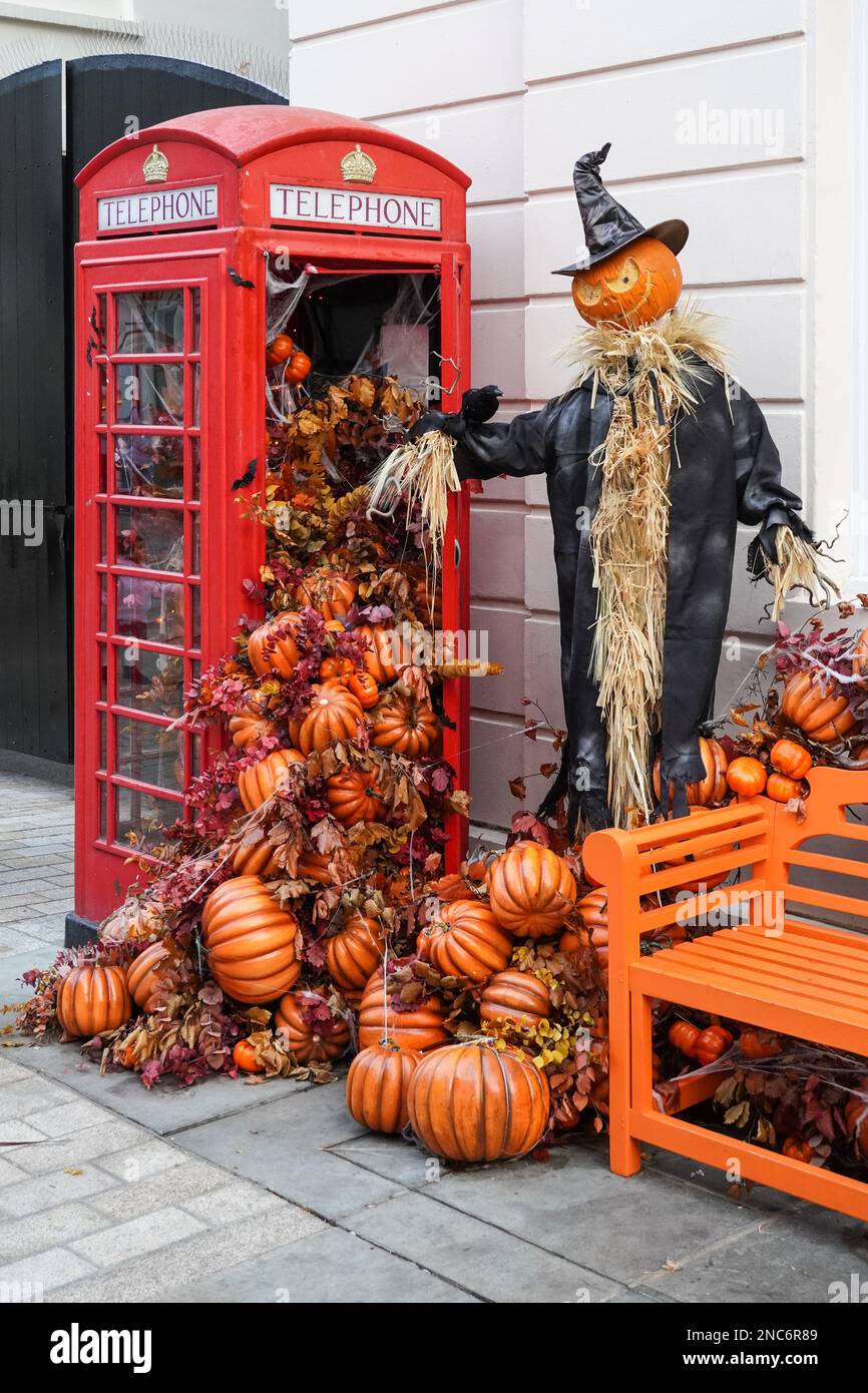 Halloween-Dekorationen vor einem Geschäft in London, England, Großbritannien Stockfoto