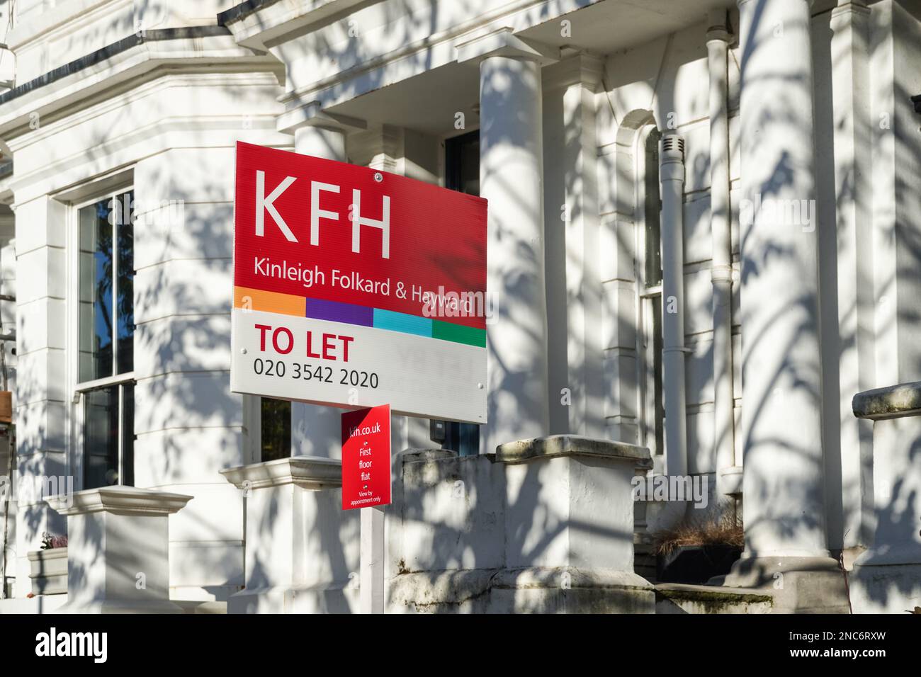 Immobilienschild „Let Outside“ für Terrassenhäuser in Kensington London, England, Großbritannien Stockfoto