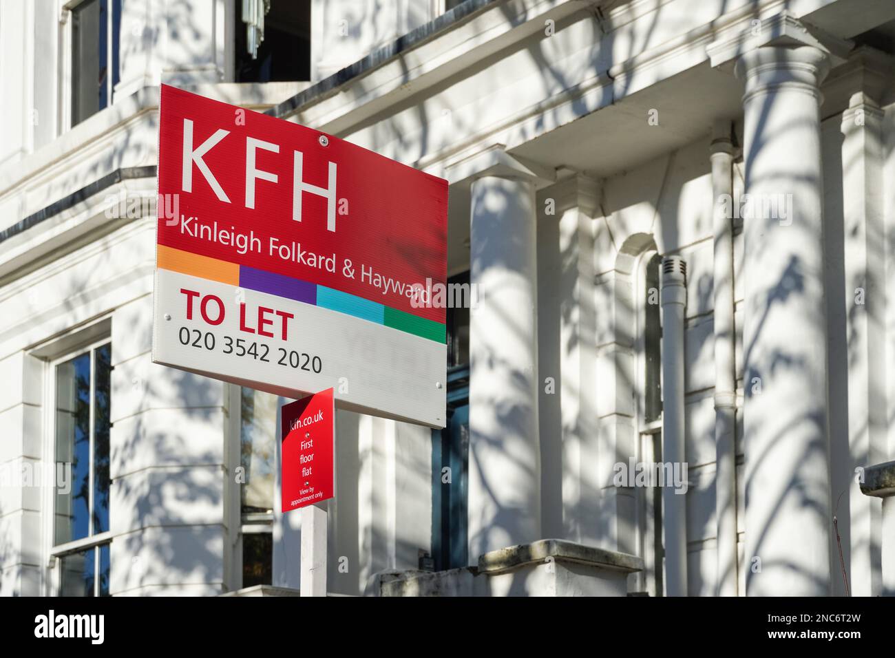 Immobilienschild „Let Outside“ für Terrassenhäuser in Kensington London, England, Großbritannien Stockfoto