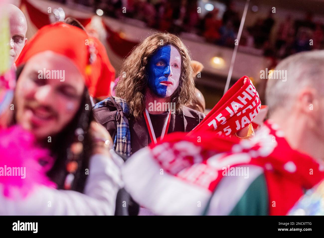 Köln, Deutschland. 14. Februar 2023. Kevin McKenna, Co-Coach, kommt an der 1 an. FC Köln als William Wallace aus dem Film Braveheart. Kredit: Rolf Vennenbernd/dpa - WICHTIGER HINWEIS: Gemäß den Anforderungen der DFL Deutsche Fußball Liga und des DFB Deutscher Fußball-Bund ist es verboten, im Stadion aufgenommene Fotos und/oder das Spiel in Form von Sequenzbildern und/oder videoähnlichen Fotoserien zu verwenden oder verwenden zu lassen./dpa/Alamy Live News Stockfoto