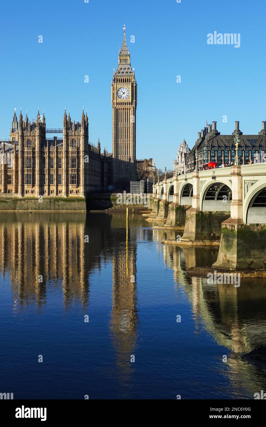 Themse mit Westminster Bridge, dem Big Ben Uhrenturm und dem Palace of Westminster, London England Großbritannien Stockfoto