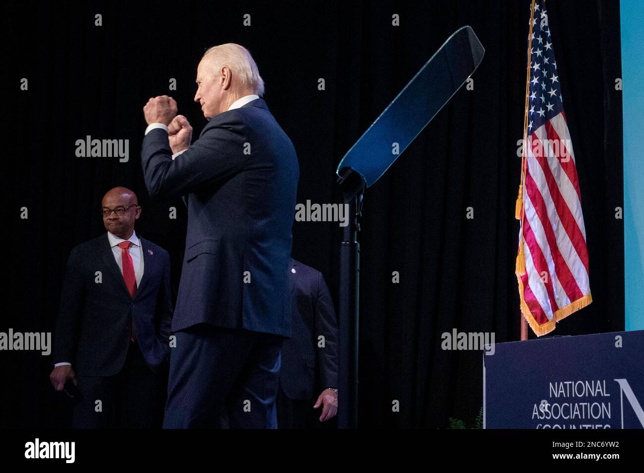 USA Präsident Joe Biden hält am Dienstag, den 14. Februar 2023, eine Grundsatzrede während der National Association of Counties im Washington Hilton Hotel in Washington, D.C. Biden erörterte die Fortschritte, die dank des amerikanischen Rettungsplans, des Inflation Reduction Act, des CHIPS and Science Act, des parteiübergreifenden Infrastrukturgesetzes, Und noch mehr – und es muss gemeinsam daran gearbeitet werden, diese historischen legislativen Siege auf lokaler Ebene umzusetzen, um das Leben der Menschen zu verändern. Foto: Ken Cedeno/Pool/ABACAPRESS.COM Stockfoto