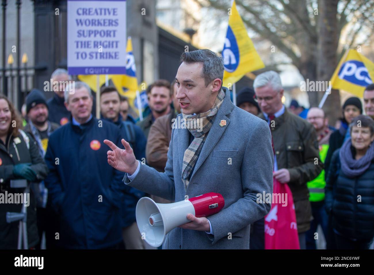 London, England, Großbritannien. 14. Februar 2023. Actors Union Equity General Secretary PAUL FLEMING wird am zweiten Tag des geplanten einwöchigen Streiks über Bezahlung und Konditionen vor den Mitarbeitern des British Museum vor dem Museum gesehen. (Credit Image: © Tayfun Salci/ZUMA Press Wire) NUR REDAKTIONELLER GEBRAUCH! Nicht für den kommerziellen GEBRAUCH! Stockfoto