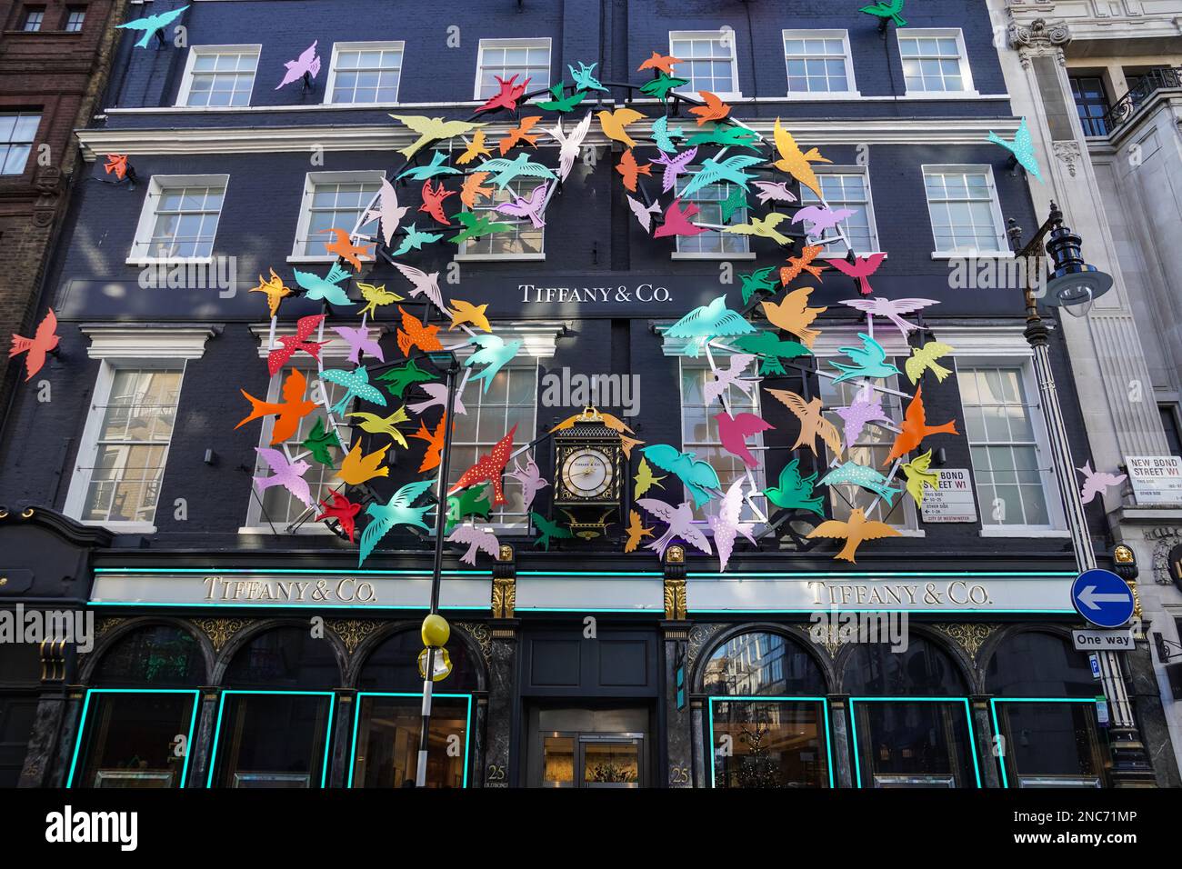 Weihnachtsdekorationen im Juweliergeschäft Tiffany & Co in der Old Bond Street in Mayfair London, England, Großbritannien Stockfoto