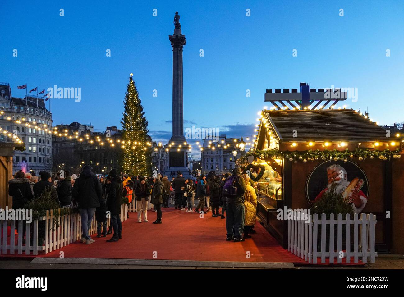 Weihnachtsmarkt und Weihnachtsbaum am Trafalgar Square, London, England, Großbritannien Stockfoto