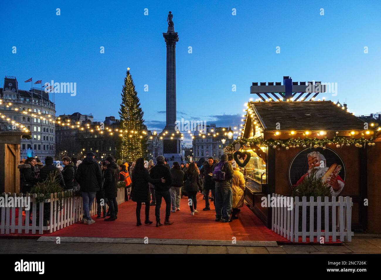 Weihnachtsmarkt und Weihnachtsbaum am Trafalgar Square, London, England, Großbritannien Stockfoto