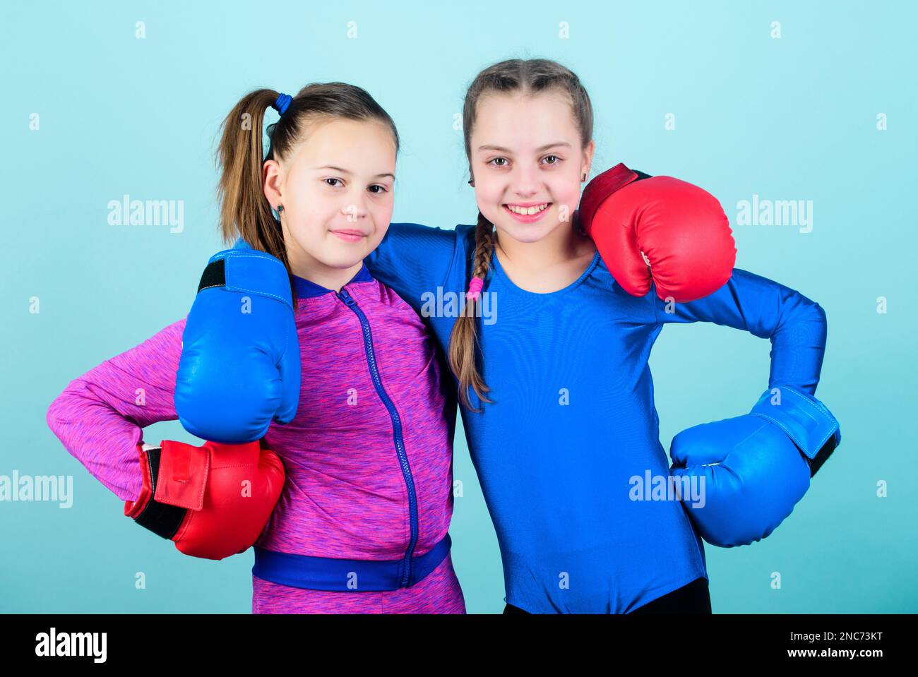 Alles ist möglich. Glücklicher Kindersportler in Boxhandschuhen. Workout kleiner Mädchen Boxer in Sportbekleidung. Schlag K.O.-Schlag. Kindheitstätigkeit Stockfoto