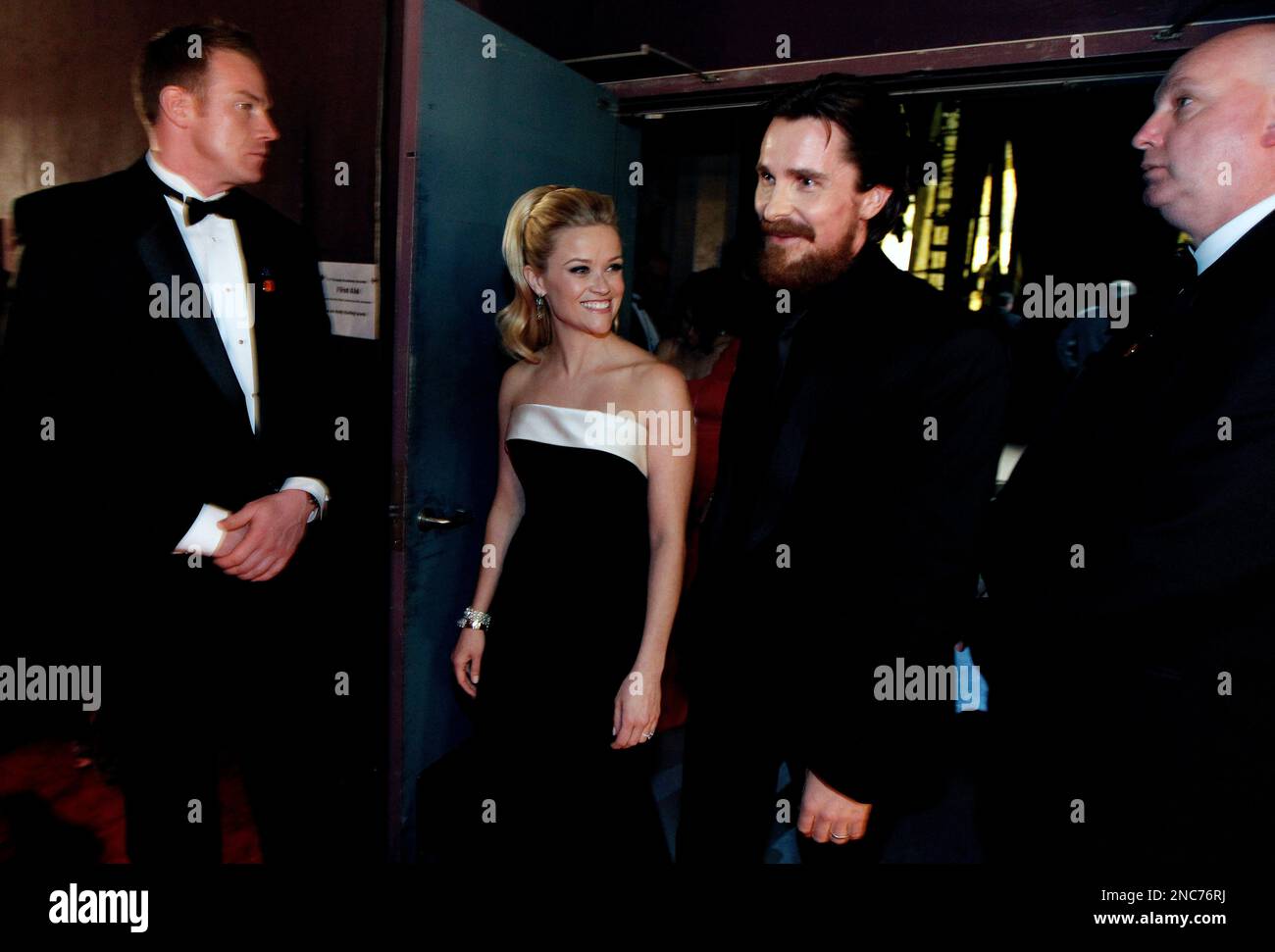 Christian Bale, center right, and Reese Witherspoon, are seen backstage during the 83rd Academy Awards on Sunday, Feb. 27, 2011, in the Hollywood section of Los Angeles. (AP Photo/Chris Carlson) Stockfoto