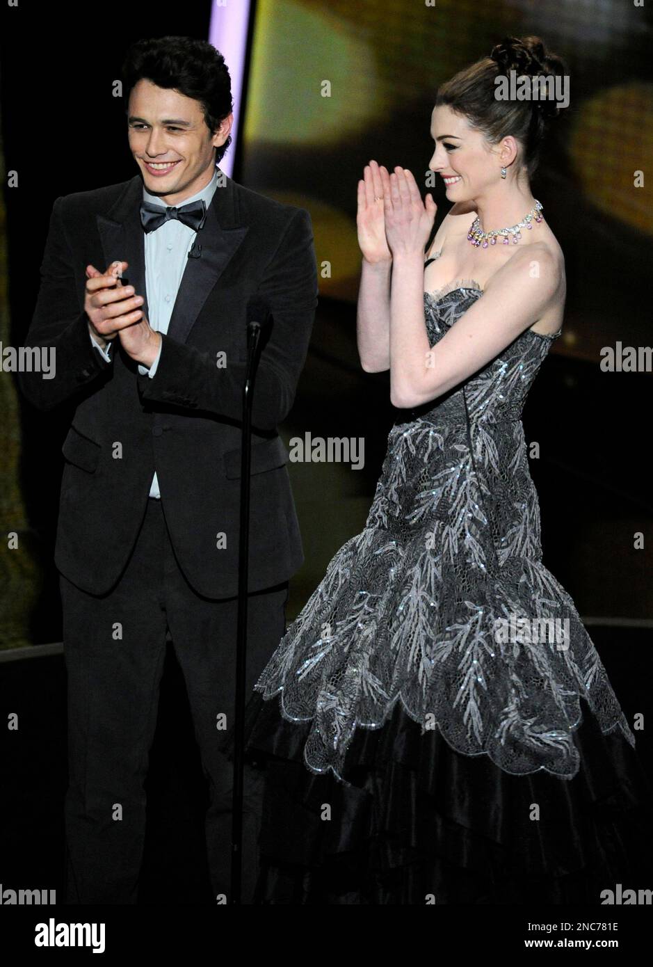 Show hosts James Franco, left, and Anne Hathaway are seen during the 83rd Academy Awards on Sunday, Feb. 27, 2011, in the Hollywood section of Los Angeles. (AP Photo/Mark J. Terrill) Stockfoto
