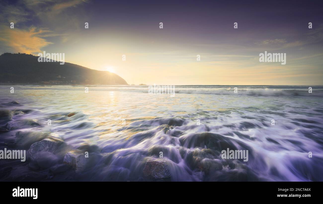 Wellen im rauen Meer auf den Felsen von Baratti Beach. Piombino, Alta Maremma, Toskana, Italien Stockfoto
