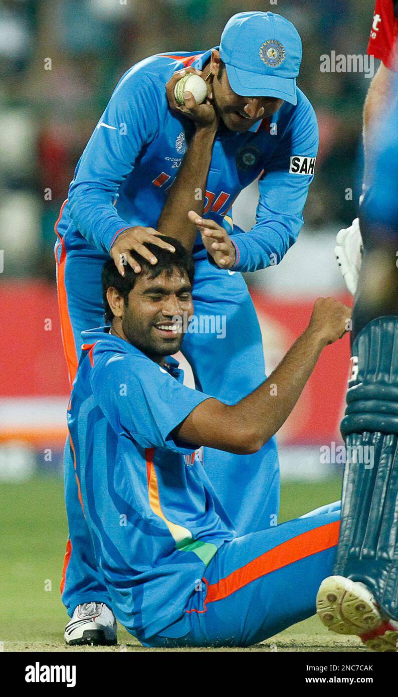 India's Munaf Patel , bottom, celebrates with Virender Sehwag after he caught and bowled out England's Kevin Pietersen during the Group B Cricket World Cup match between India and England in Bangalore, India, Sunday, Feb. 27, 2011. (AP Photo/Gurinder Osan) Stockfoto