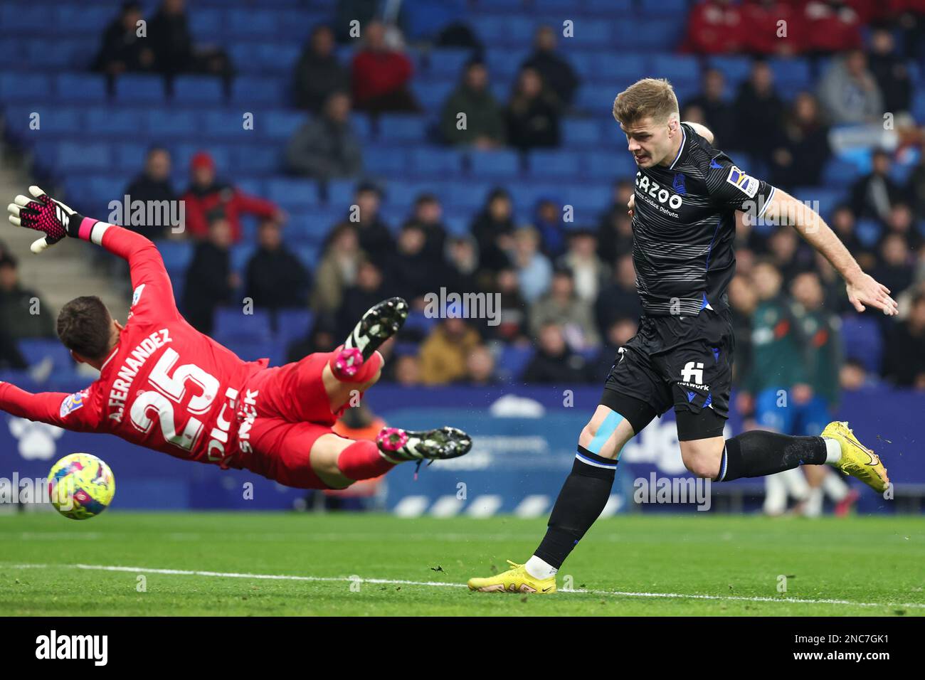 Barcelona, Spanien. 13/02/2023, Alexander Sorloth von Real Sociedad <scores a goal during the La Liga match between RCD Espanyol and Real Sociedad at RCDE Stadium in Barcelona, Spain.  (Foto von Gerard Franco Dax Images) Stockfoto