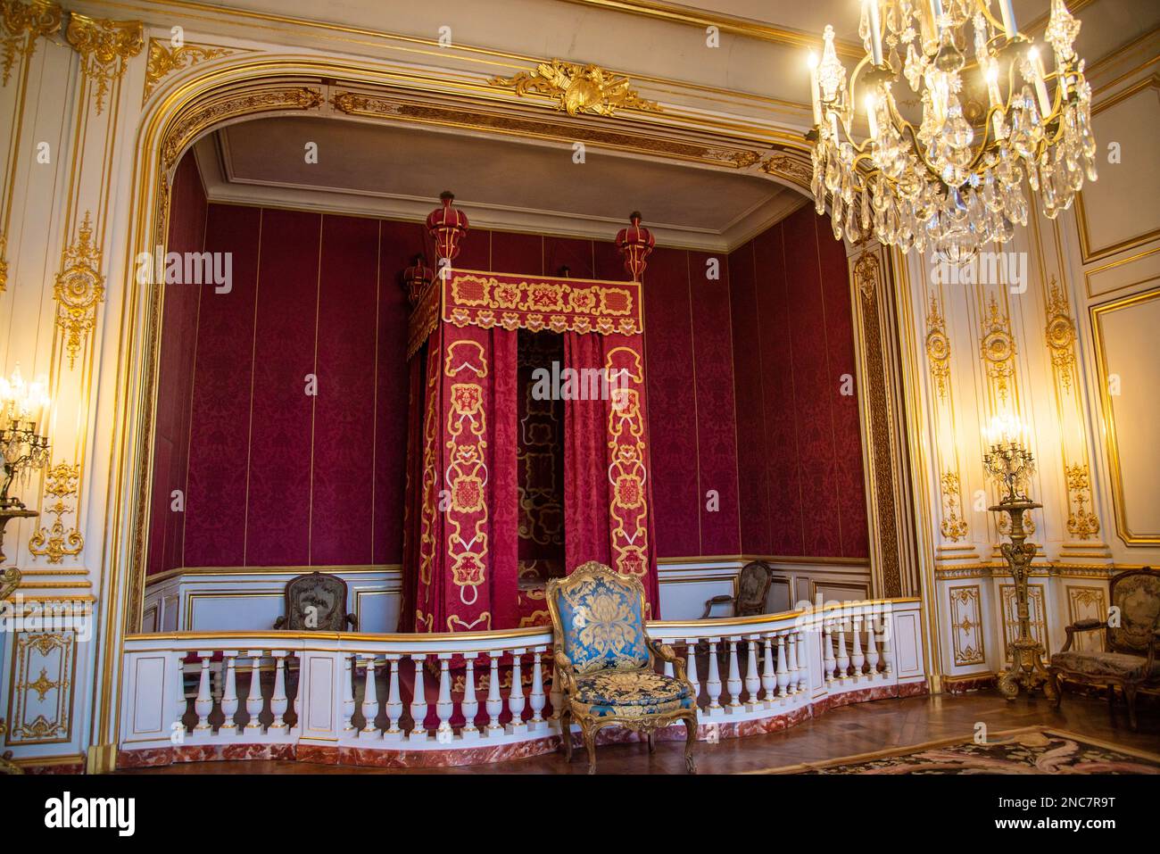 Chambord, Frankreich - 30 2022. Dez.: Das luxuriöse King"-Zimmer im Chambord Castle Stockfoto