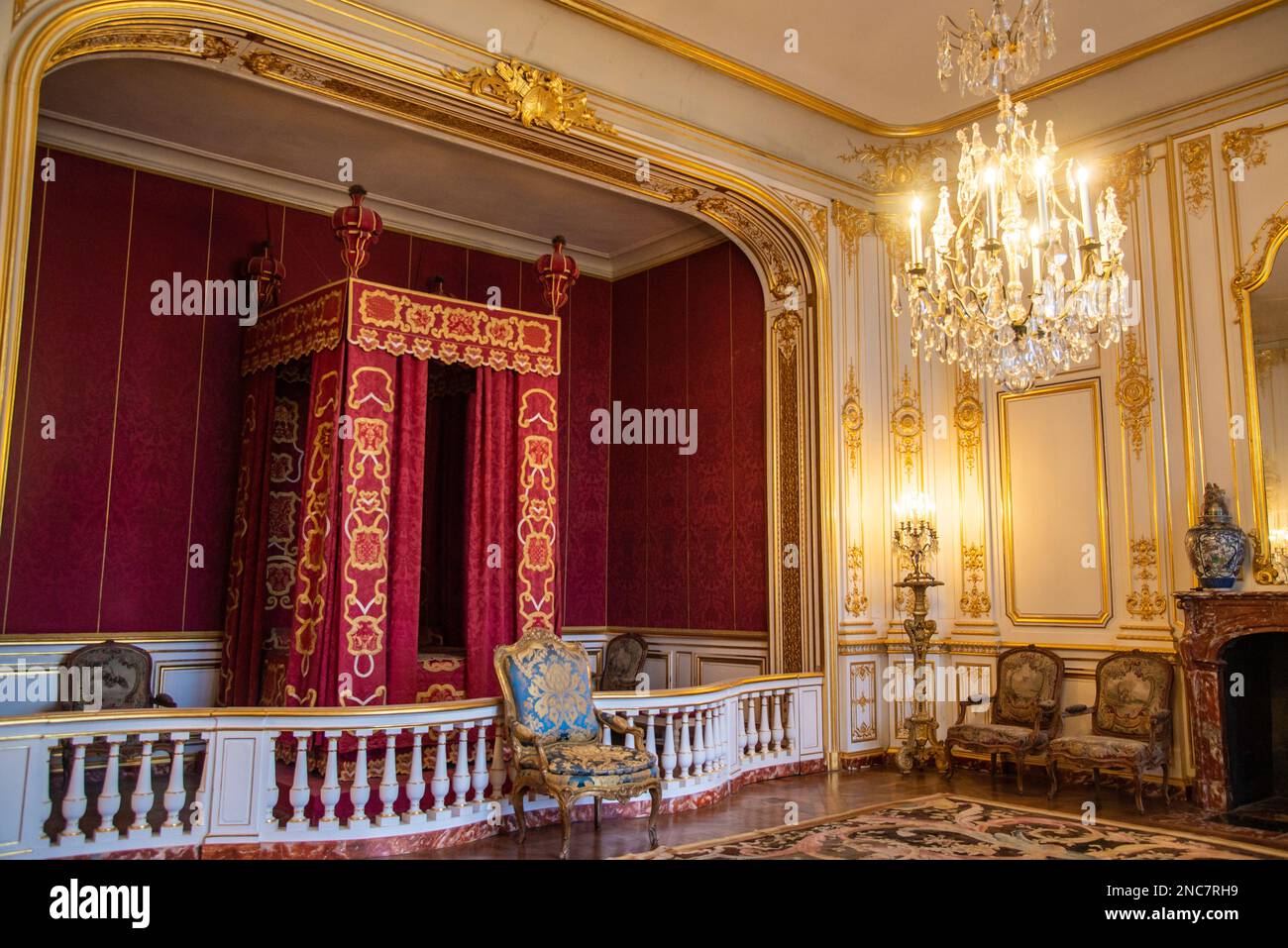 Chambord, Frankreich - 30 2022. Dez.: Das luxuriöse King"-Zimmer im Chambord Castle Stockfoto