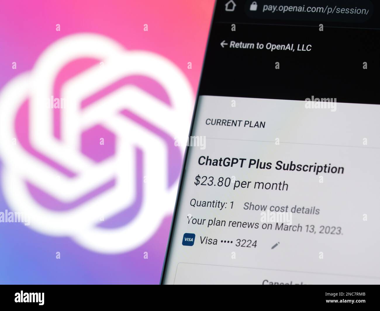 Galati, Rumänien - 14. Februar 2023: Webseite von ChatGPT Plus Subscription, einem von OpenAI entwickelten Prototyp-KI-Chatbot, auf einem Smartphone-Bildschirm. Beispiel Stockfoto
