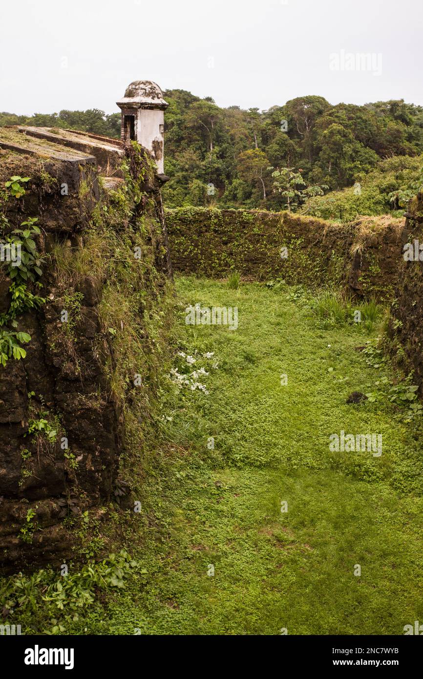 Ruinen von Fort San Lorenzo, an der Mündung des Flusses Chagres an der Karibikküste von Panama, nahe Colon. Es wurde von den Spaniern gebaut, um Agai zu verteidigen Stockfoto