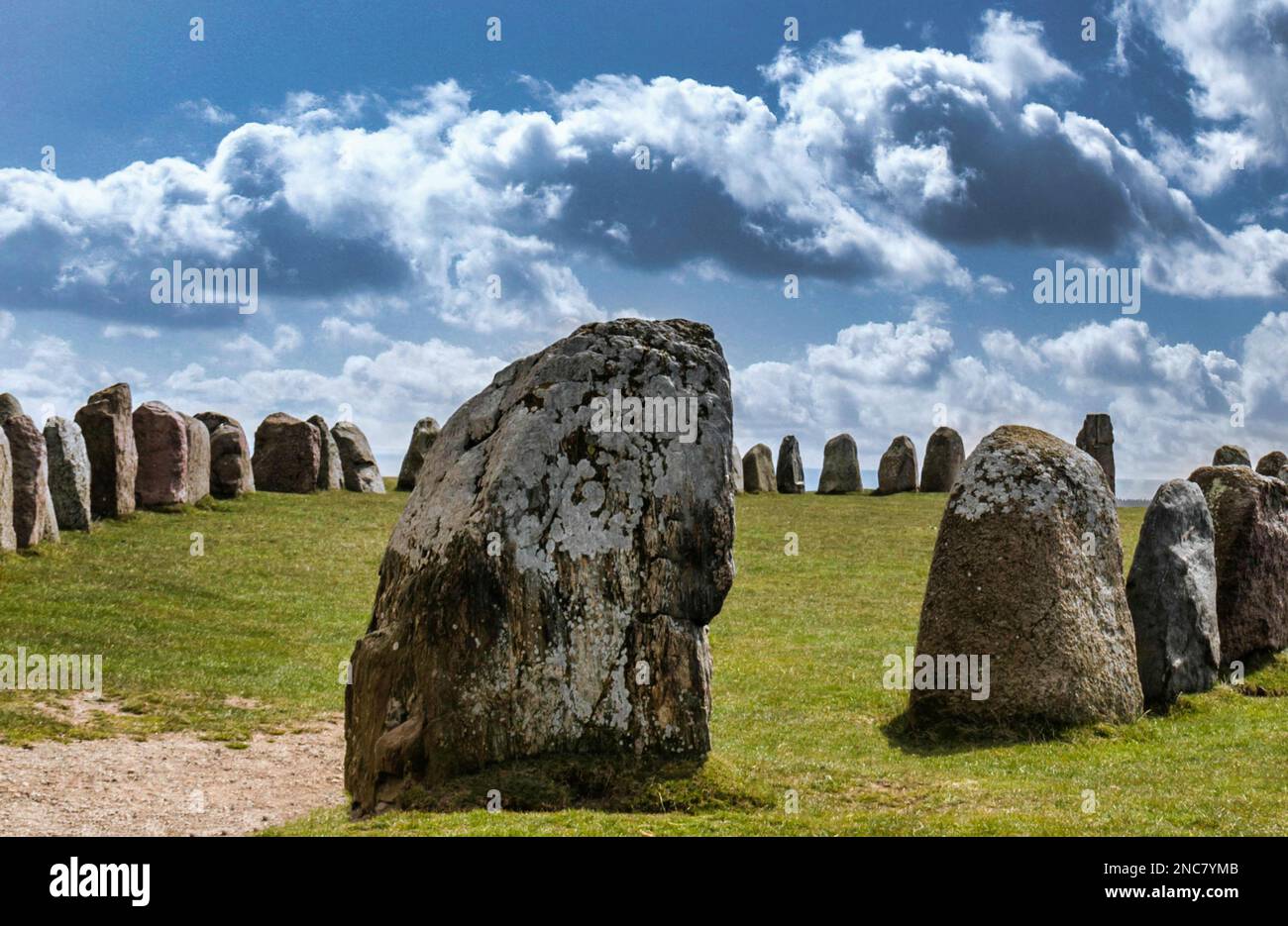 Die Ale Stones sind ein megalithisches Grabmal in Scania, im Süden Schwedens. Es ist der Ort, an dem der Wikingerführer Ale begraben ist Stockfoto