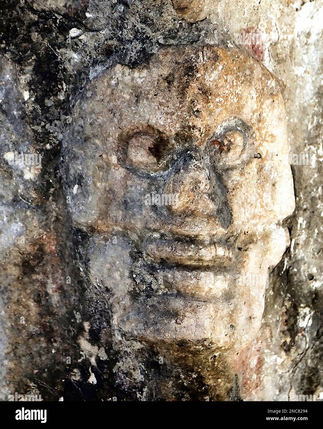 Die beeindruckende Mauer der Schädel (die Tzompantli) in der antiken Maya-Stadt Chichen Itza in Mexiko. Stockfoto