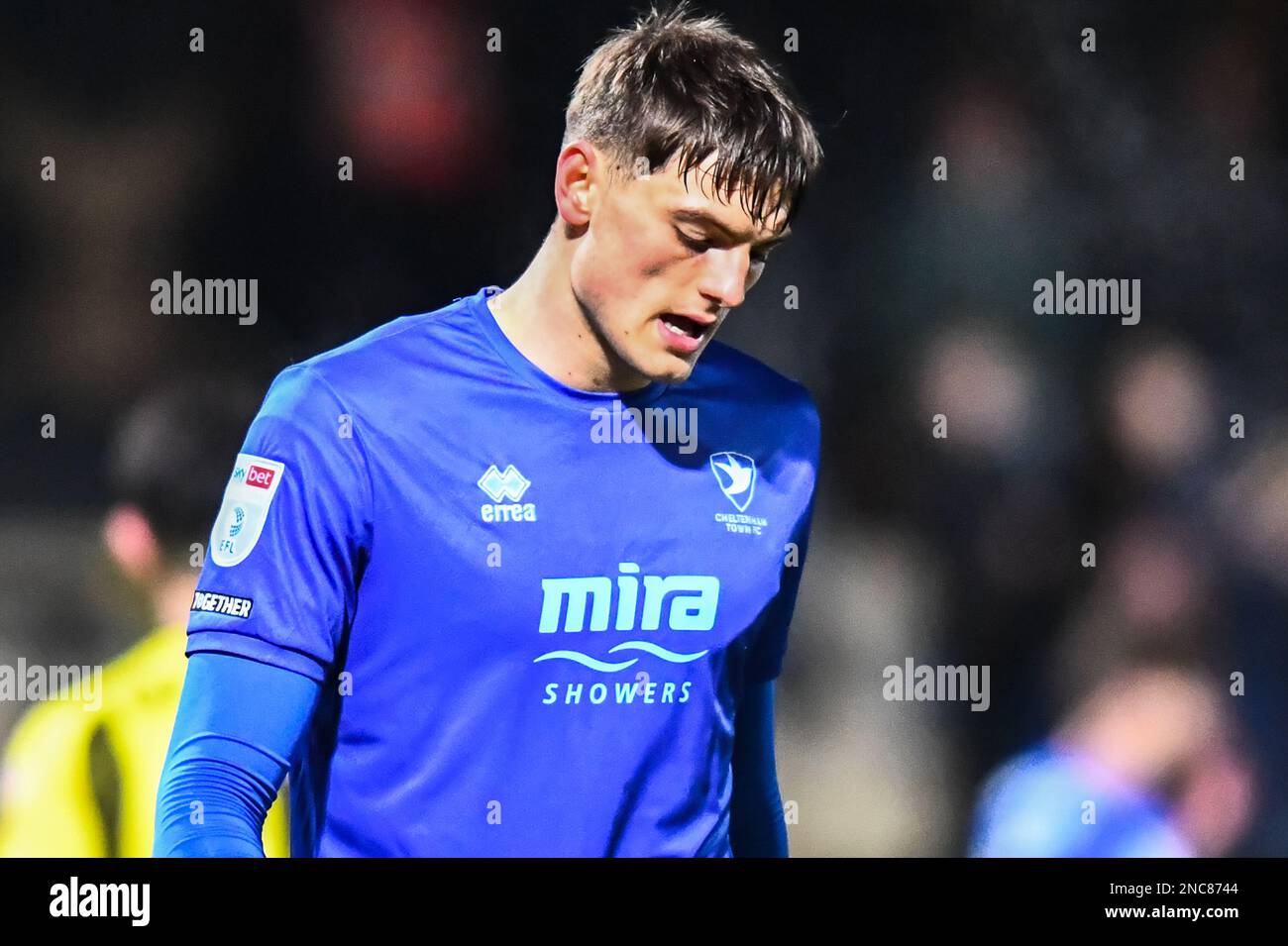 Caleb Taylor (14 Cheltenham Town) während des Spiels der Sky Bet League 1 zwischen Cambridge United und Cheltenham Town im R Costings Abbey Stadium, Cambridge, am Dienstag, den 14. Februar 2023. (Foto: Kevin Hodgson | MI News) Guthaben: MI News & Sport /Alamy Live News Stockfoto