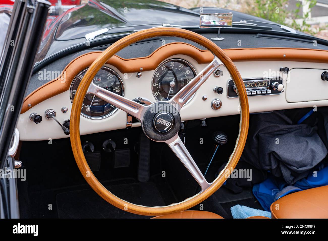 Lenkrad und Armaturenbrett eines klassischen 1956 Lancia Aurelia B24S Cabriolet-Sportwagens bei der Colorado Grand Road Rallye. Stockfoto