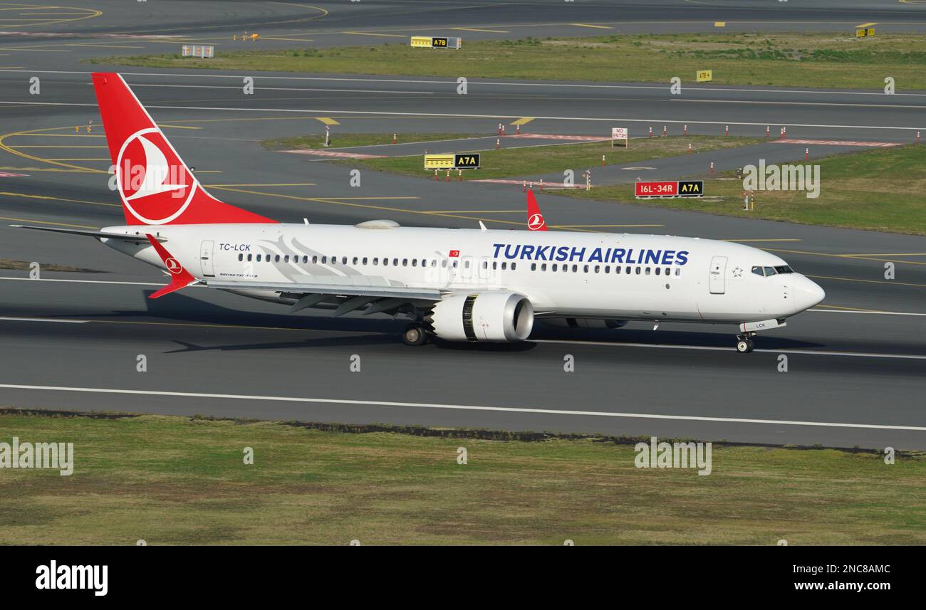 ISTANBUL, TURKIYE - 01. OKTOBER 2022: Turkish Airlines Boeing 737-8MAX (60053) Landung zum Istanbul International Airport Stockfoto