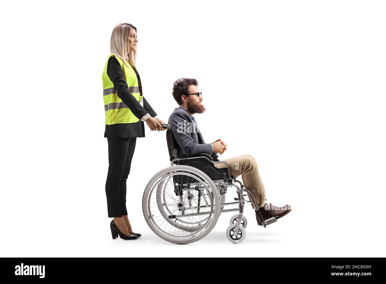 Weibliche Sonderhelferin, die hinter einem Mann im Rollstuhl steht, isoliert auf weißem Hintergrund Stockfoto