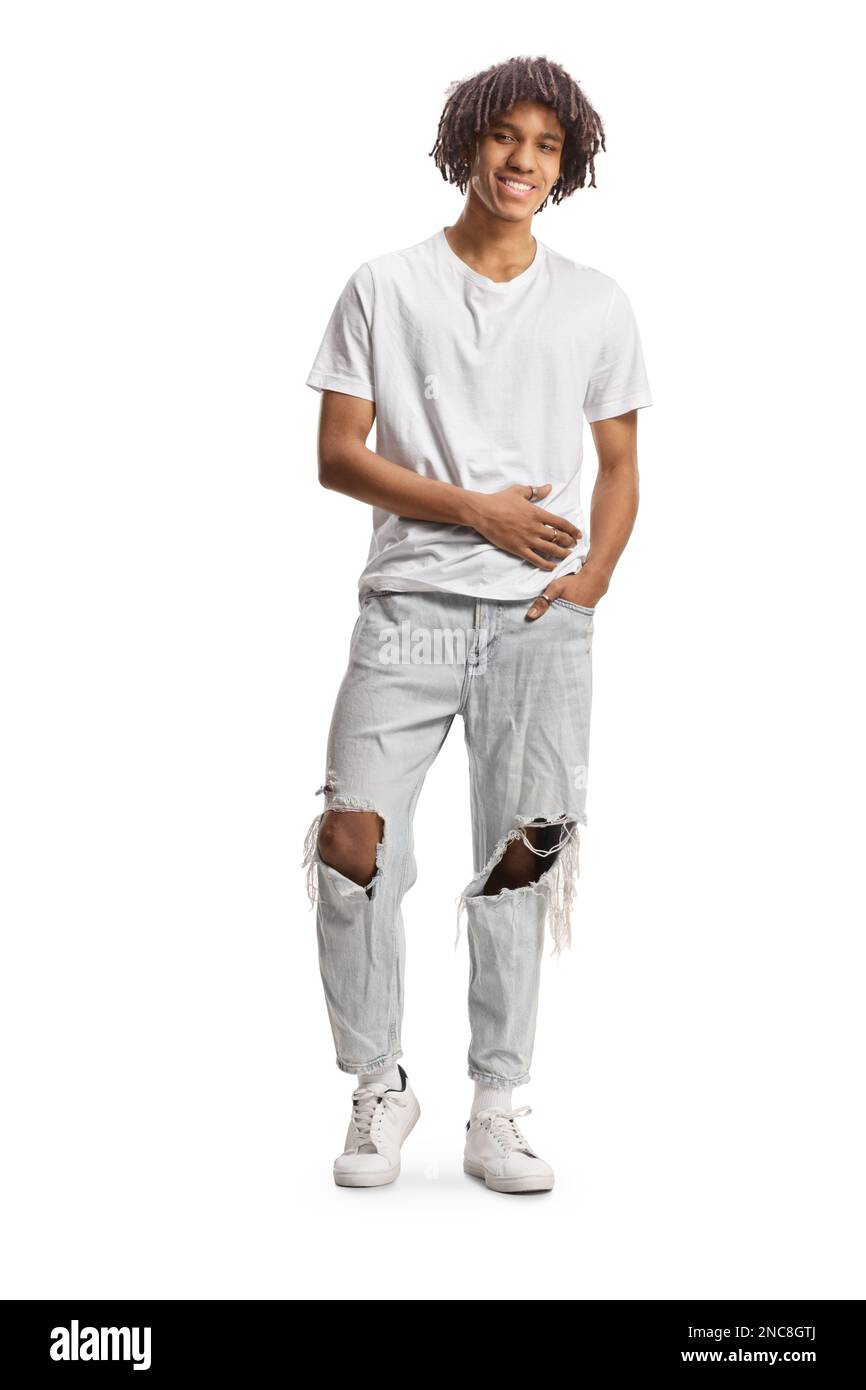 Ein langes Porträt eines jungen afroamerikanischen männlichen Models, das Jeans und weißes T-Shirt trägt, isoliert auf weißem Hintergrund Stockfoto