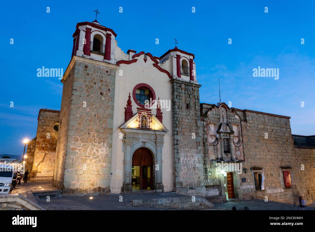 Die Kirche und das Kloster von San Jose bei Nacht im historischen Zentrum der Stadt Oaxaca, Mexiko. 1728 nach einem Erdbeben wiederaufgebaut und fertig gestellt Stockfoto
