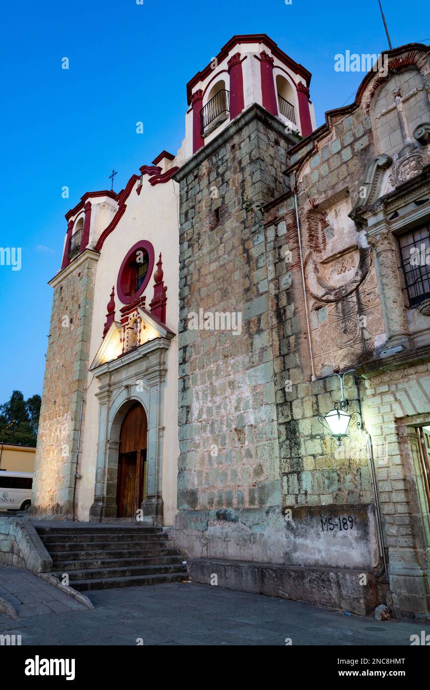 Die Kirche San Jose in der Abenddämmerung im historischen Zentrum der Stadt Oaxaca, Mexiko. 1728 nach einem Erdbeben wiederaufgebaut und 1 fertiggestellt Stockfoto
