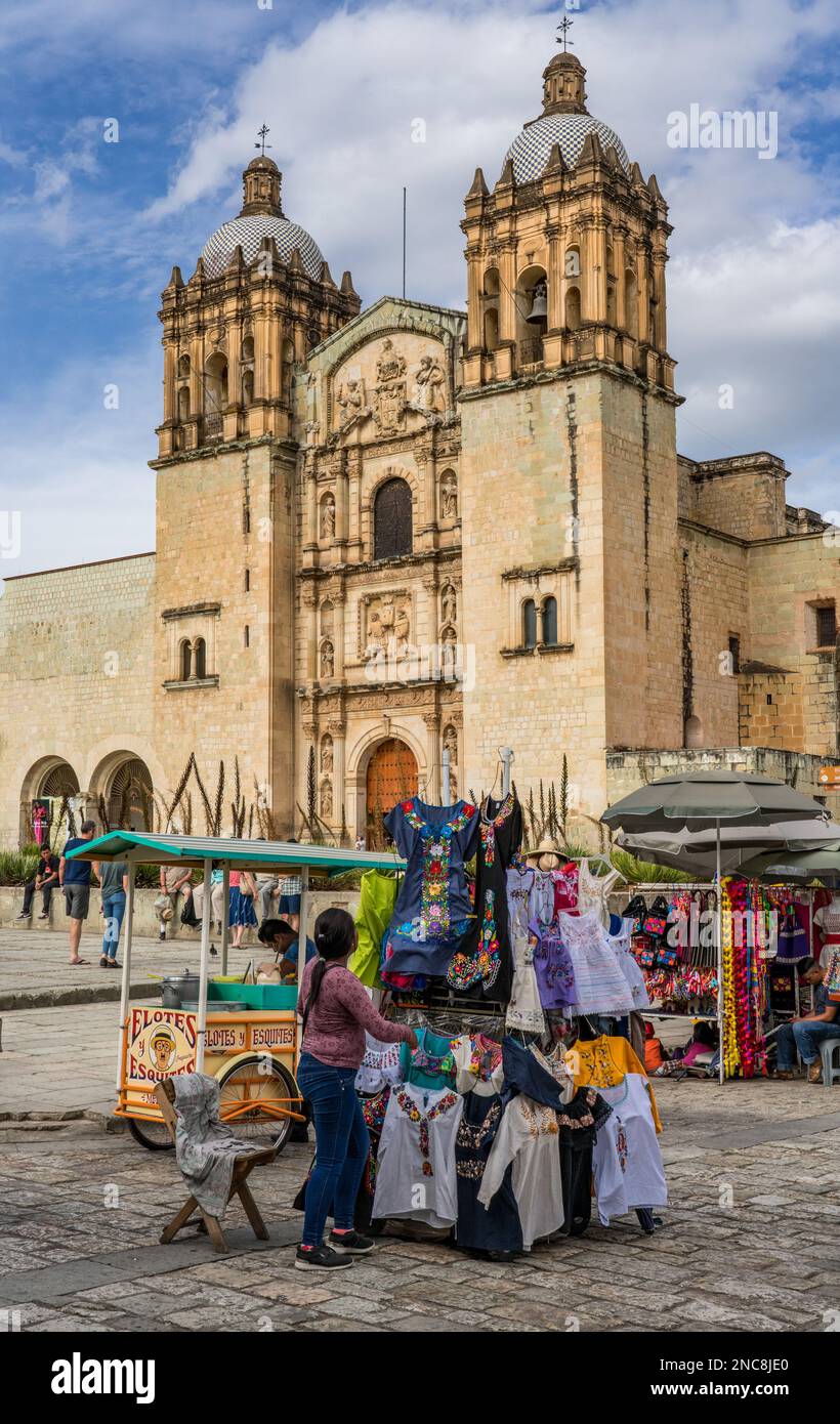 Straßenmarkt an der Kirche Santo Domingo de Guzman in Oaxaca, Mexiko. Der Bau im barocken Stil begann 1575 und setzte sich für den ne fort Stockfoto