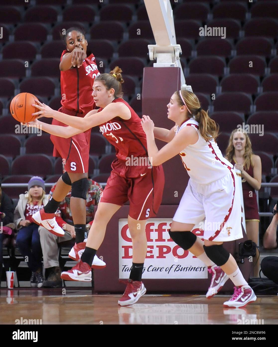 Stanford's Toni Kokenis left, grabs a loose ball in front of Southern California's Cassie Harberts, right, and Standford's Nnemkadi Ogwumike during the first half of an NCAA college basketball game in Los Angeles on Friday, Feb. 18, 2011. (AP Photo/Richard Hartog) Stockfoto