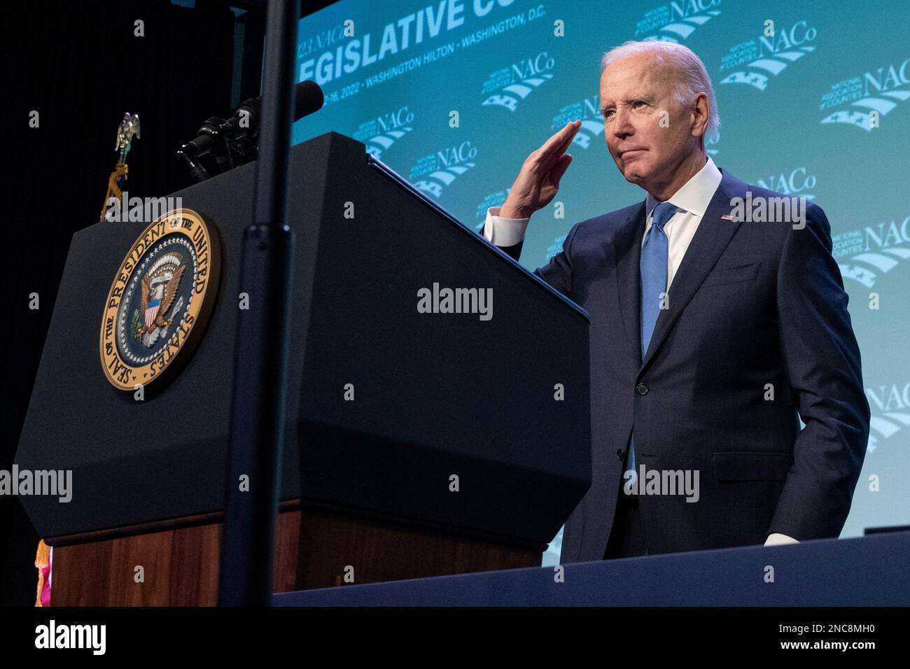 US-Präsident Joe Biden begrüßt seine Rede während der National Association of Counties im Washington Hilton Hotel in Washington, D.C. am Dienstag, den 14. Februar 2023. Biden erörterte die Fortschritte, die dank des amerikanischen Rettungsplans, des Inflation Reduction Act, des CHIPS and Science Act, des parteiübergreifenden Infrastrukturgesetzes, Und noch mehr – und die Arbeit, die gemeinsam getan werden muss, um diese historischen legislativen Siege auf lokaler Ebene umzusetzen, um das Leben von peoples zu verändern. Kredit: Ken Cedeno/Pool über CNP Stockfoto