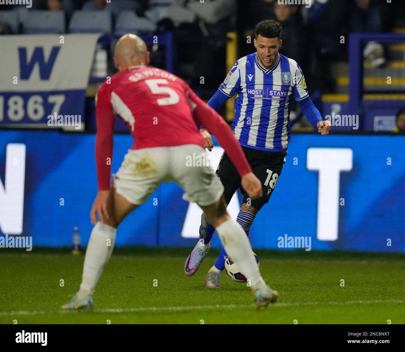 Sheffield, Großbritannien. 14. Februar 2023. Marvin Johnson #18 of Sheffield Wednesday läuft bei Farrend Rawson #5 of Morecambe während des Sky Bet League 1-Spiels Sheffield Wednesday vs Morecambe in Hillsborough, Sheffield, Großbritannien, 14. Februar 2023 (Foto von Steve Flynn/News Images) in Sheffield, Großbritannien, am 2./14. Februar 2023. (Foto: Steve Flynn/News Images/Sipa USA) Guthaben: SIPA USA/Alamy Live News Stockfoto