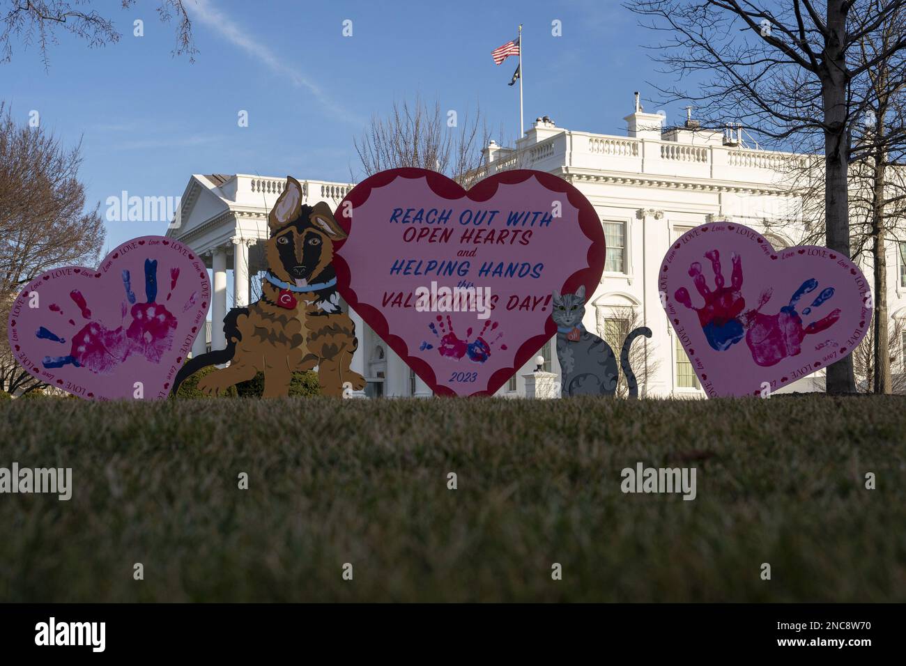 Washington, Usa. 14. Februar 2023. Am Dienstag, den 14. Februar 2023, werden am nördlichen Rasen des Weißen Hauses in Washington, DC, Dekorationen zum Valentinstag zu sehen sein. Foto: Ken Cedeno/UPI Credit: UPI/Alamy Live News Stockfoto