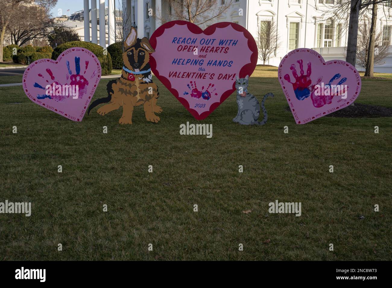 Washington, Usa. 14. Februar 2023. Am Dienstag, den 14. Februar 2023, werden am nördlichen Rasen des Weißen Hauses in Washington, DC, Dekorationen zum Valentinstag zu sehen sein. Foto: Ken Cedeno/UPI Credit: UPI/Alamy Live News Stockfoto