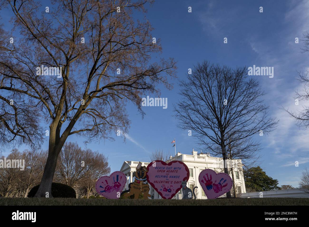 Washington, Usa. 14. Februar 2023. Am Dienstag, den 14. Februar 2023, werden am nördlichen Rasen des Weißen Hauses in Washington, DC, Dekorationen zum Valentinstag zu sehen sein. Foto: Ken Cedeno/UPI Credit: UPI/Alamy Live News Stockfoto
