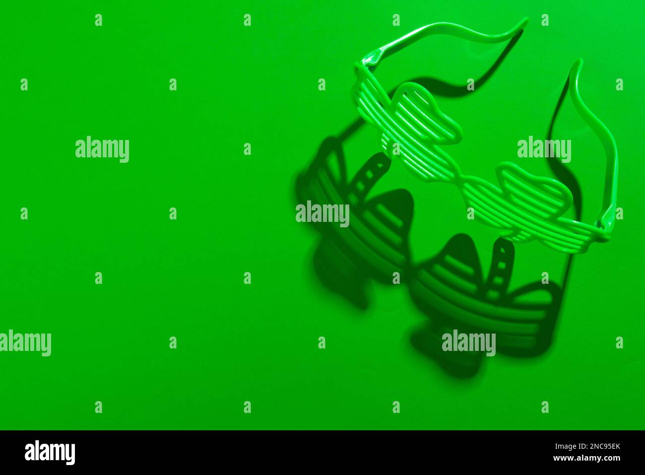 Bild: Grüne Kleebrille und Kopierbereich auf grünem Hintergrund Stockfoto