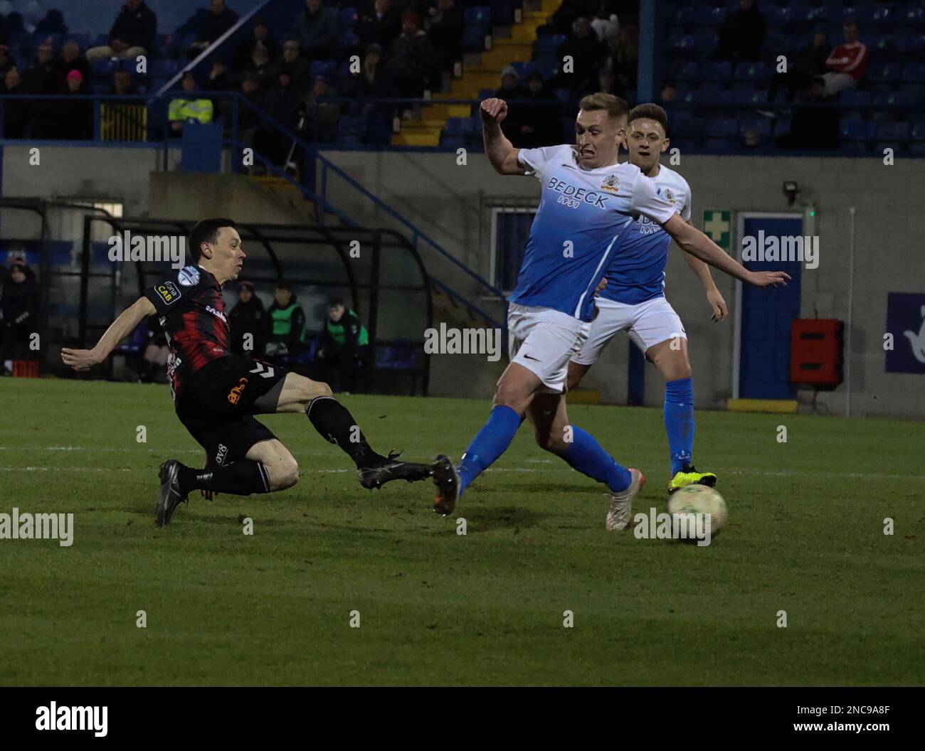 Mourneview Park, Lurgan, County Armagh, Nordirland, Vereinigtes Königreich. 14. Februar 2023 Danske Bank Premiership – Glenavon gegen Kreuzritter. Action aus dem Spiel heute Abend im Mourneview Park (Glenavon in Blau). Paul Heatley Level für Kreuzritter 1-1. Kredit: CAZIMB/Alamy Live News. Stockfoto