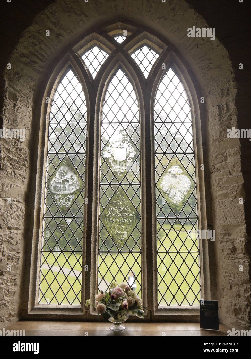 Ein gewölbtes Fenster aus bleihaltigem Glas in der Buckland Abbey anlässlich des vierjährigen Jubiläums der Armada Stockfoto