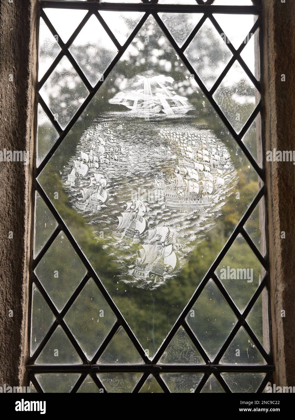 Details aus einem Bleiglasfenster in der Buckland Abbey anlässlich des 4. Jahrestages der Armada Stockfoto