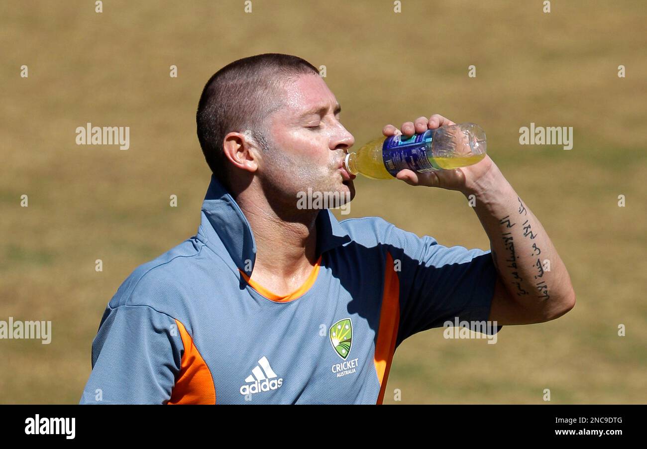 Australian cricketer Michael Clarke sips a drink after batting in the nets during a training session ahead of the ICC World Cup Cricket in Bangalore, India, Monday, Feb. 14, 2011. The ICC World Cup Cricket is slated to begin Feb. 19. (AP Photo/Aijaz Rahi) Stockfoto
