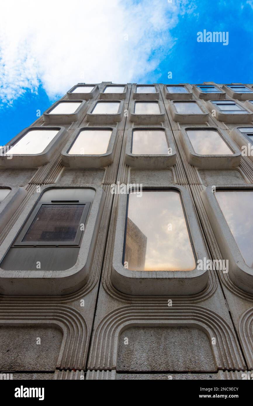 Man sieht das brutale Bürogebäude, das Norwich House, liverpool