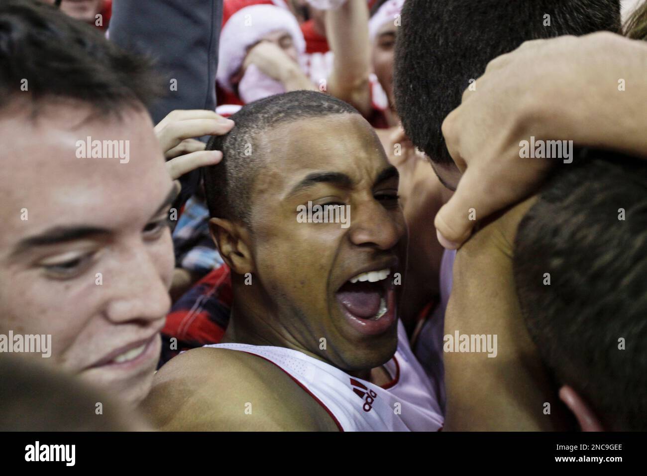 Wisconsin's Jordan Taylor celebrates with fans and teammates after an NCAA college basketball game against Ohio State Saturday, Feb. 12, 2011, in Madison, Wis. Wisconsin won 71-67. (AP Photo/Morry Gash) Stockfoto