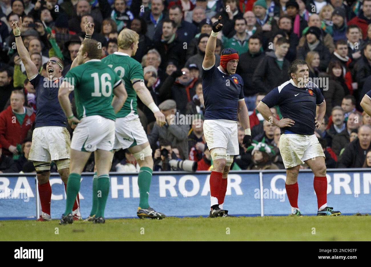 French players react after defeating Ireland during their Six Nations international rugby union match at the Aviva Stadium, Dublin, Ireland Sunday, Feb. 13, 2011. (AP Photo/Peter Morrison) Stockfoto
