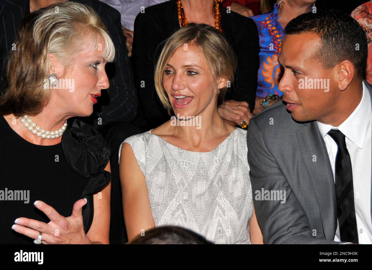 New York Yankees' third baseman Alex Rodriguez, right, and his girlfriend, U.S. actress Cameron Diaz, center, listen to Jenny Swindall Steinbrenner, daughter of deceased owner of the New York Yankees George Steinbrenner, during a ceremony where eight retired players were inducted to the Latin Baseball Hall of Fame in La Romana, Dominican Republic, Saturday, Feb. 12, 2010. (AP Photo/Victor Calvo) Stockfoto